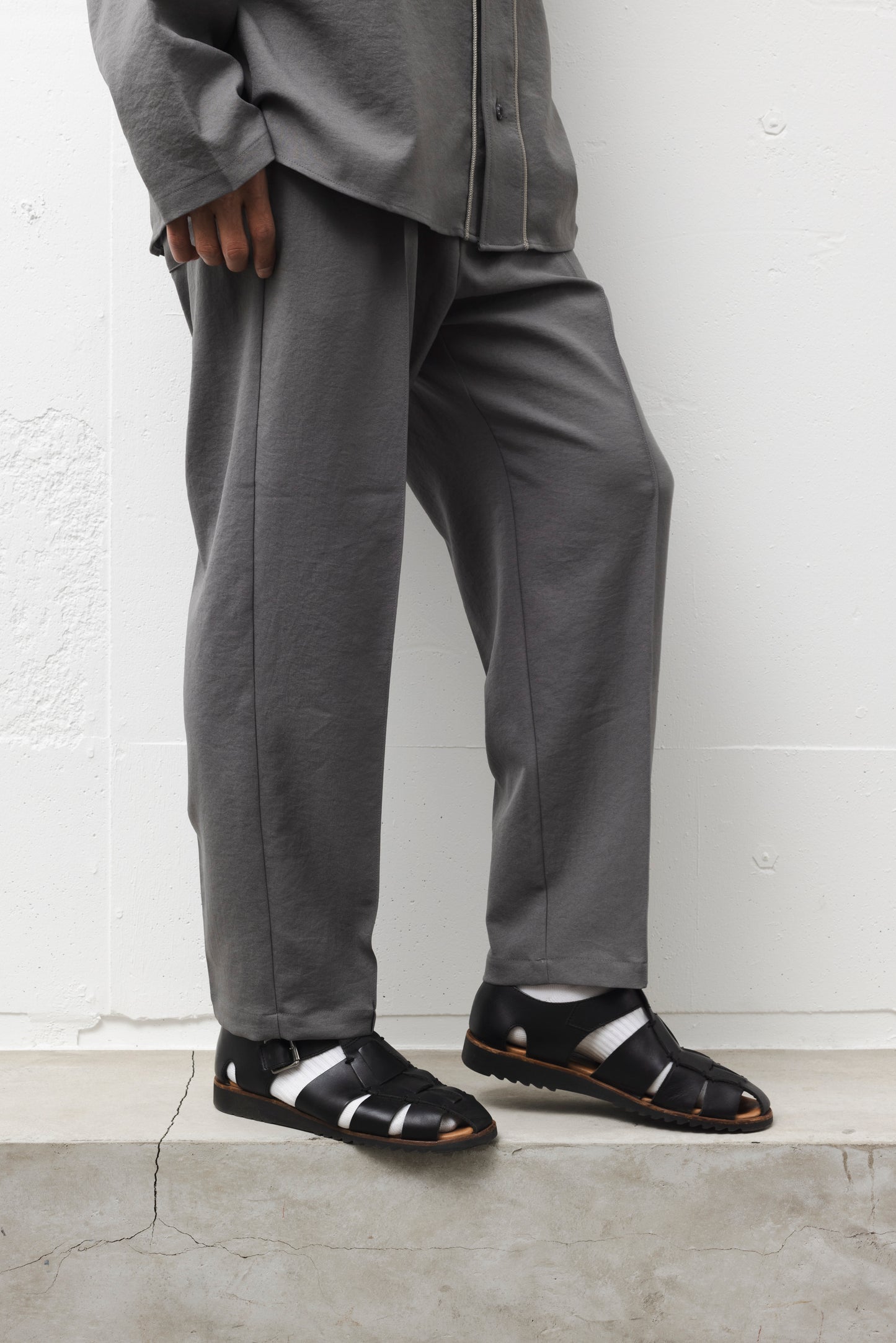 VERSATILE EASY TROUSERS / GRAY
