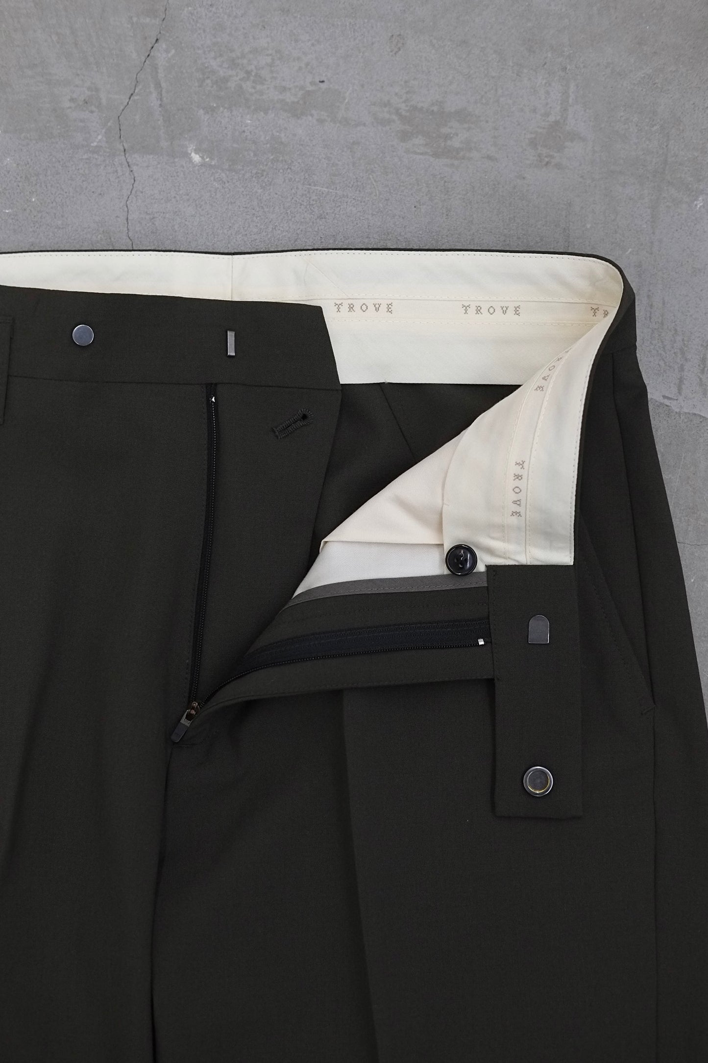 TAPERDE TROUSERS / OLIVE